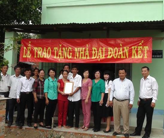 Chủ tịch UBND tỉnh trao nhà đại đoàn kết cho hộ nghèo
